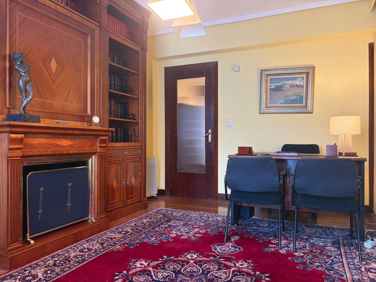 Vista general de la consulta, con la mesa y dos sillas